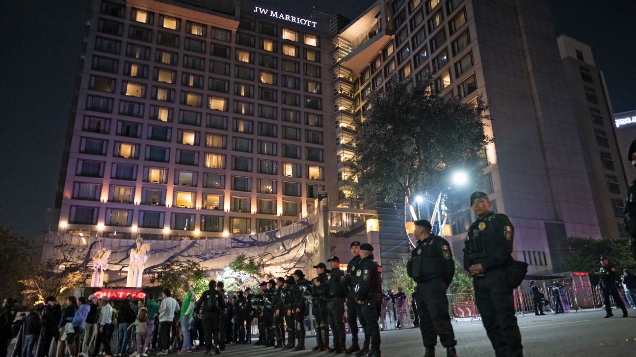 墨西哥球迷酒店外彻夜助威，英格兰队也被吵醒